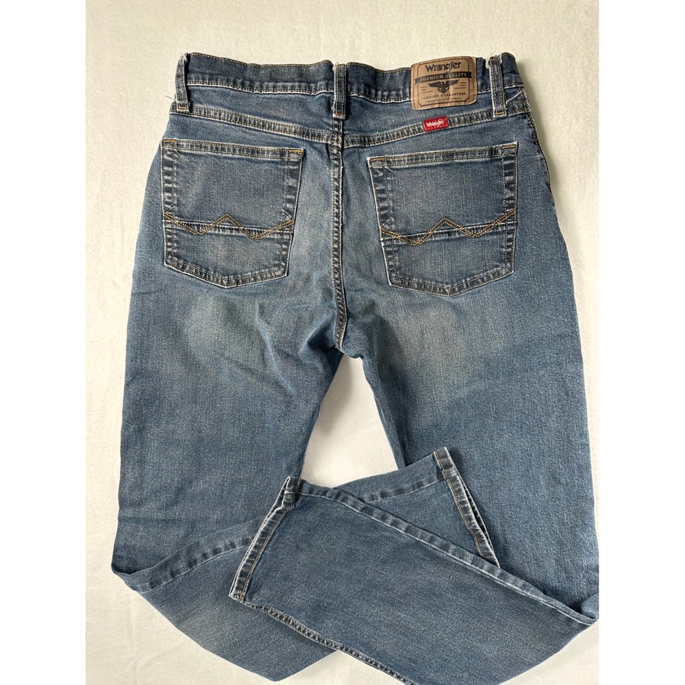 Wrangler Mens Athletic Fit Jeans Medium Wash‎ Blue Denim 30x32 1090ATWHX